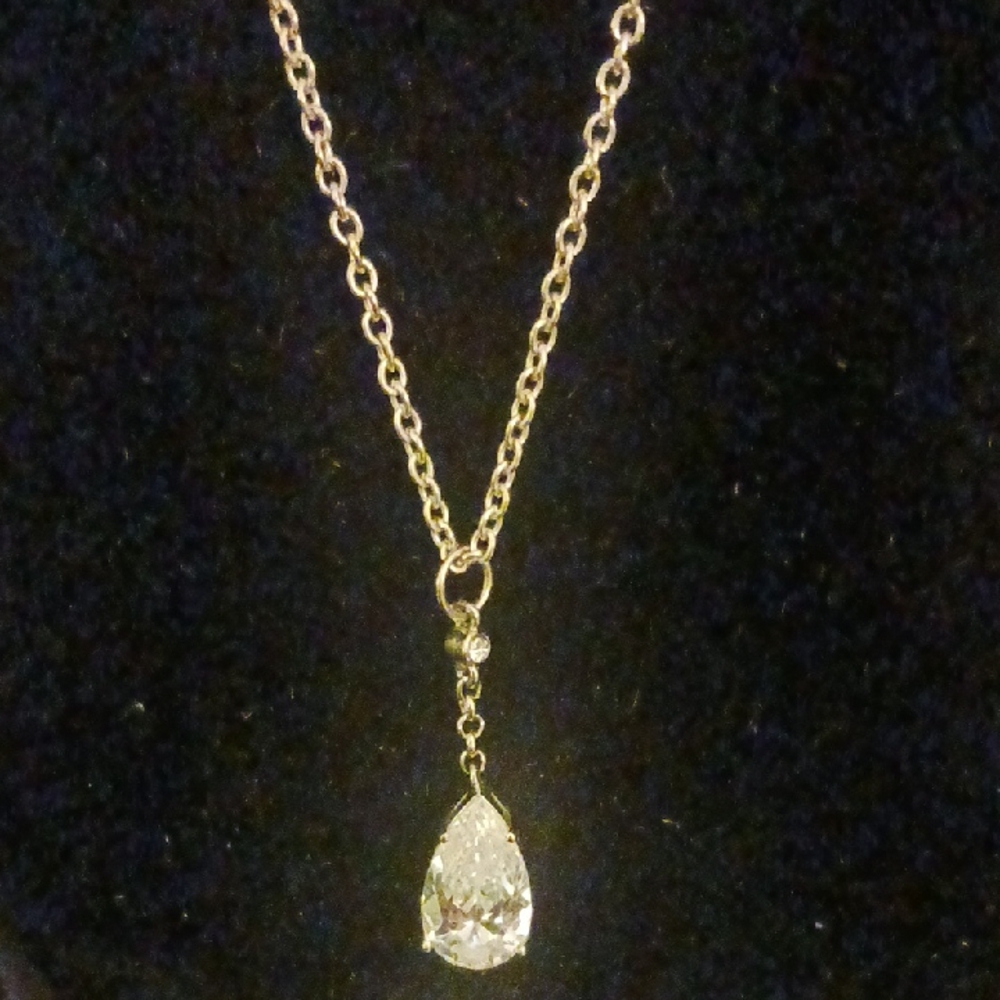 Elegant Gold Necklace with Teardrop Pendant